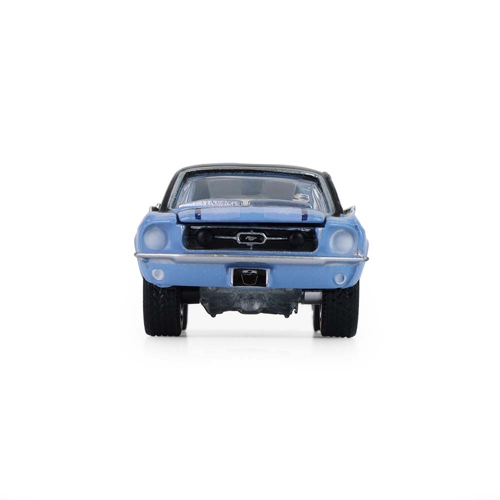 野马硬顶轿跑含后备箱滑雪架及雪具