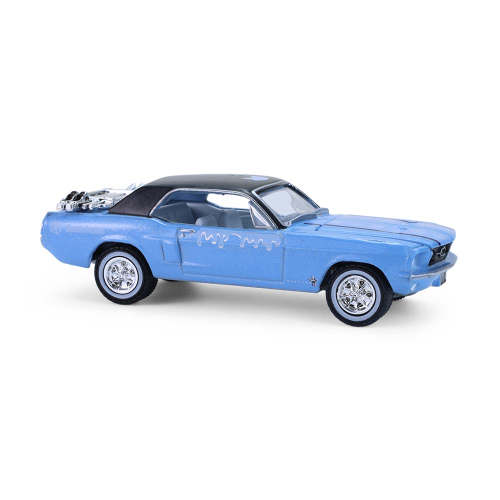 野马硬顶轿跑含后备箱滑雪架及雪具