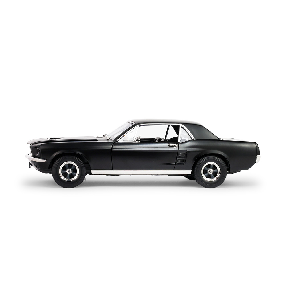 奎迪 (2015) - 阿多尼斯·奎迪的野马双门轿跑（哑光黑）