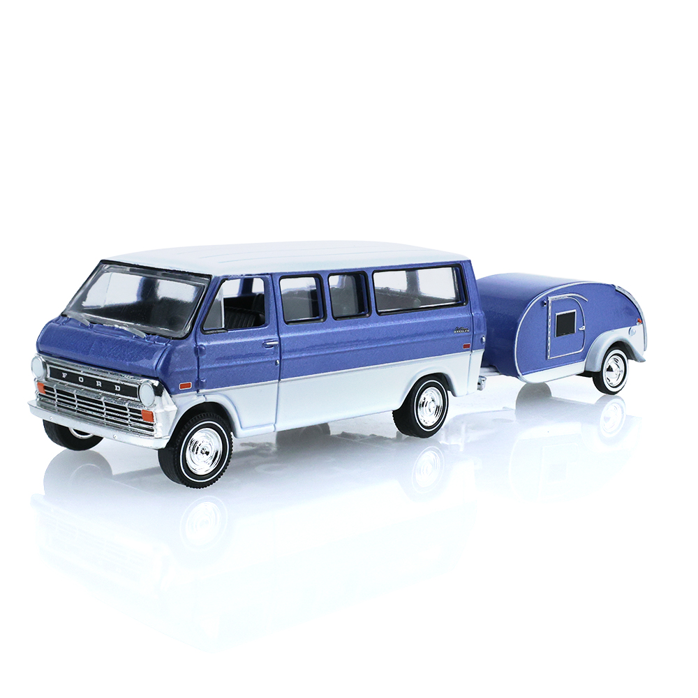 1974 年福特俱乐部旅行车  中蓝色，带泪滴形拖车