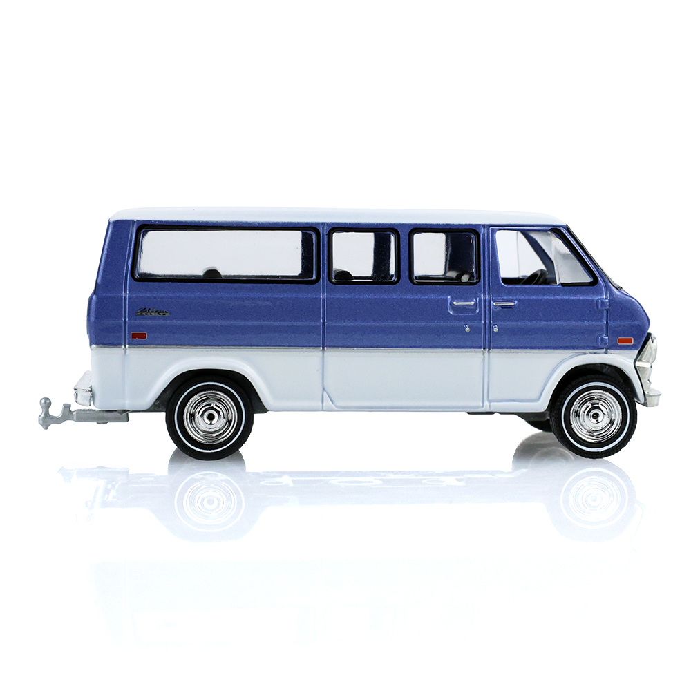 1974 年福特俱乐部旅行车  中蓝色，带泪滴形拖车