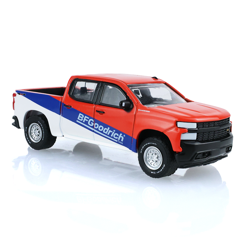 2019款雪佛兰Silverado皮卡，配备BFGoodrich轮胎和小型货运拖车