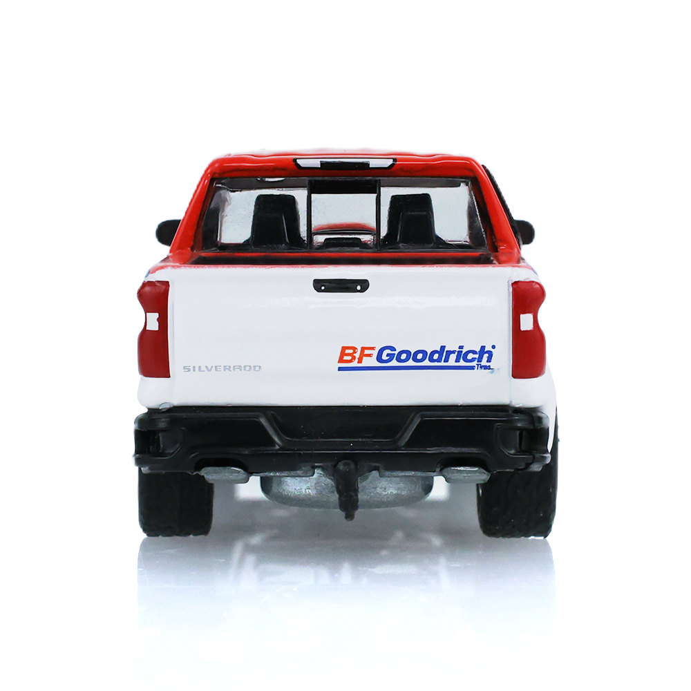 2019款雪佛兰Silverado皮卡，配备BFGoodrich轮胎和小型货运拖车