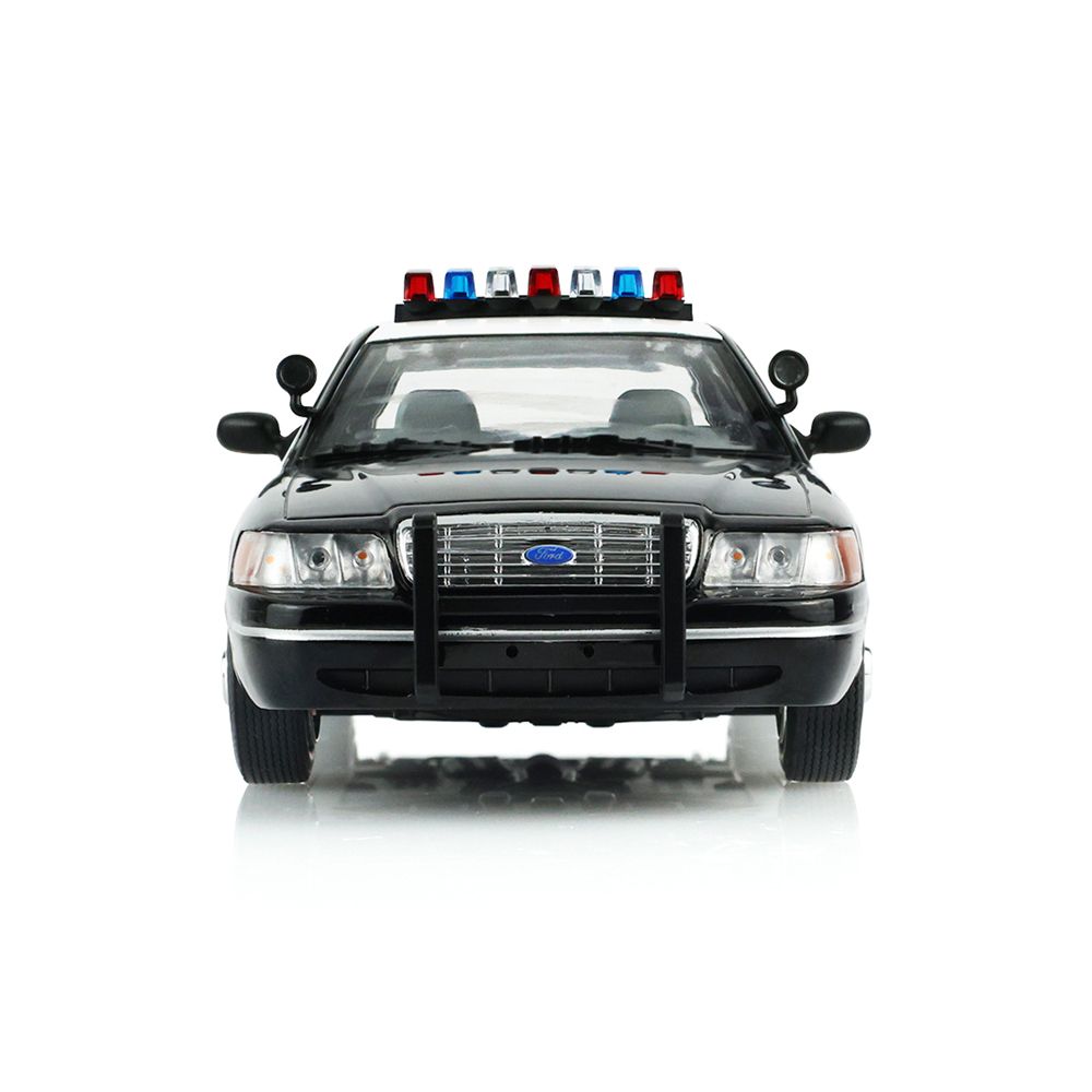 维多利亚皇冠警用拦截车 - 加州公路巡逻队