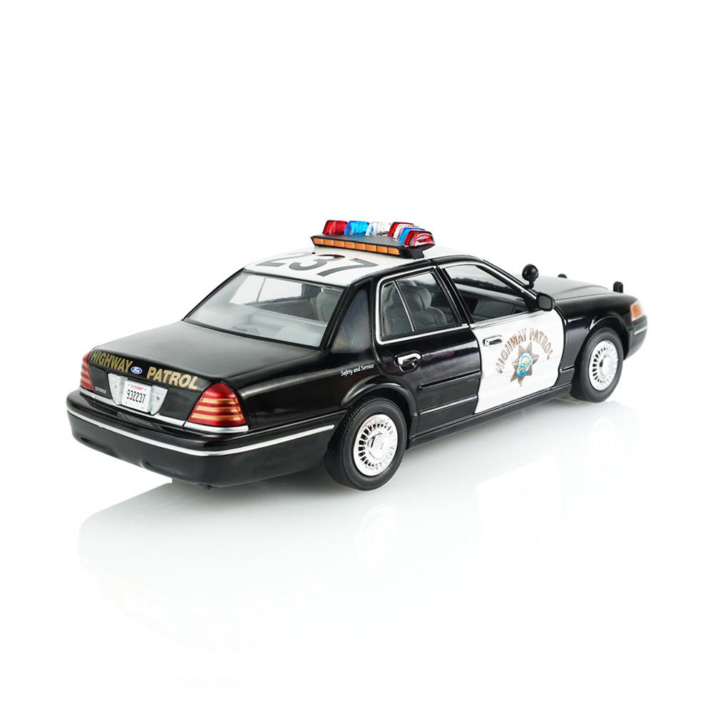 维多利亚皇冠警用拦截车 - 加州公路巡逻队